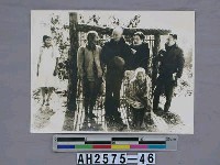 藏品(故總統蔣公生活照片：蔣中正夫婦偕公子巡視橫貫公路時，與一一六歲高齡山胞合影)的圖片